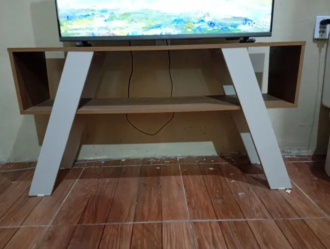 Rack para TV amadeirado + off white