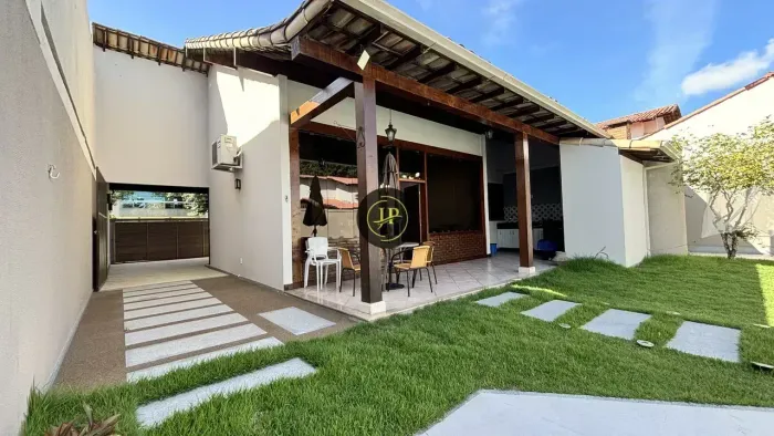 CASA LINEAR DE 3 QUARTOS/SUÍTE + QUINTAL E PISCINA - MATA DA PRAIA - VITÓRIA/ES