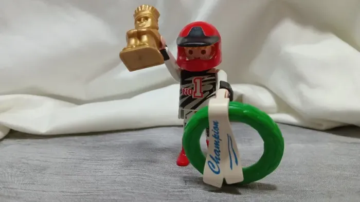 PLAYMOBIL PILOTO CAMPEÃO - COLECIONE.