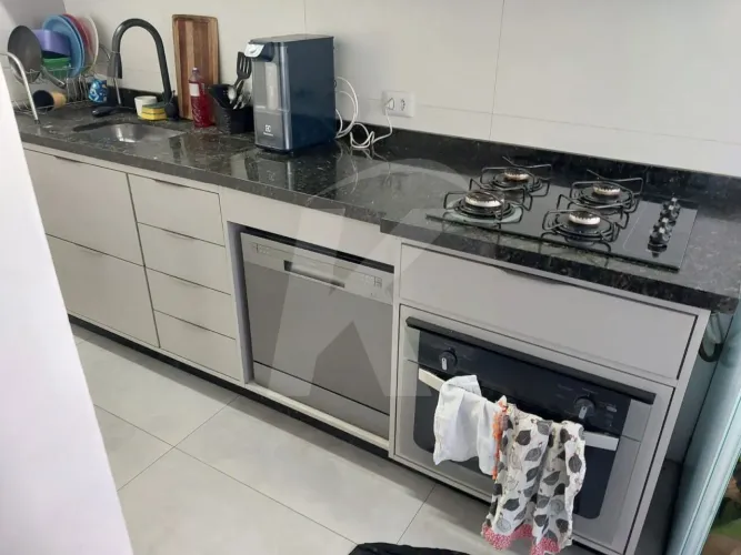 Apartamento mobiliado com 2 quartos, sala, cozinha, banheiro e área de serviço.