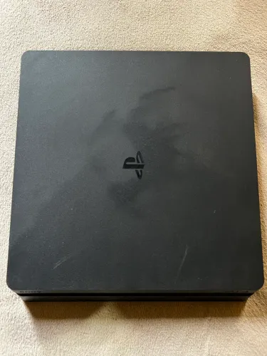 Vendo ps4 slim 1TB, em ótimo estado, pouco uso. Acompanha 2 controles originais.