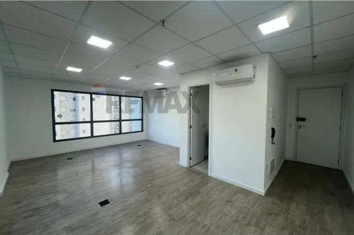 Sala comercial de 38,50 m², totalmente acabada, OTIMA LOCALIZAÇÃO, piso laminado, ar condi