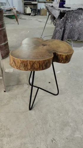 Mesa rústica em tronco