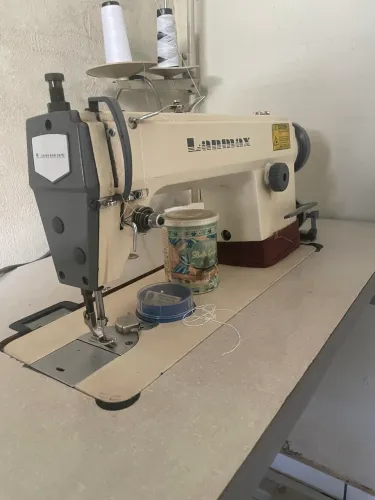 Máquina de costura profissional 
