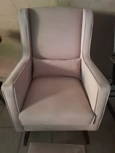 Cadeira de amamentação, semi nova e elegante.