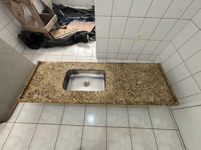 Bancadas de granito com cubas para cozinha e banheiro