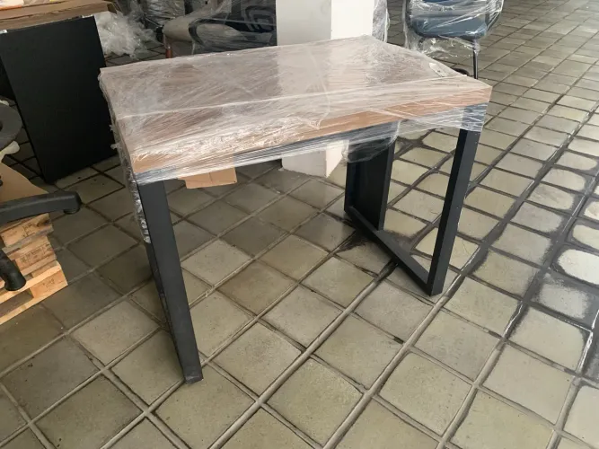Mesa escritório base metálica tampo MDP