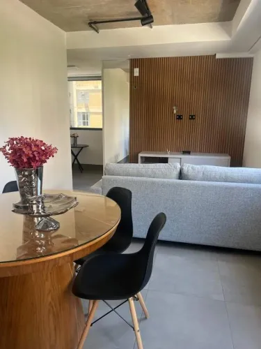Apartamento 02 quartos, sendo 01 suíte.