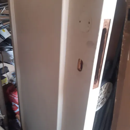 Vendo uma porta de madeira branca, medida 2,05 altura e 75 largura,Obs ela pode ser de cor