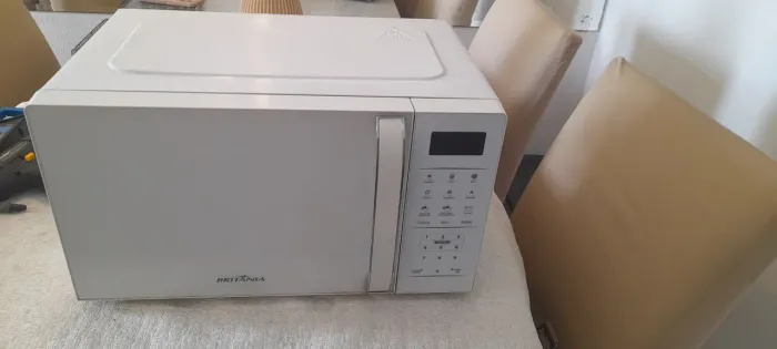 Microondas britania branco