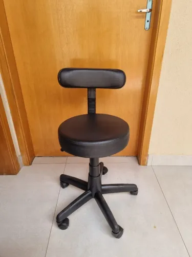 Mocho Profissional com Encosto e Regulagem de Altura - Ergonomia e Conforto 