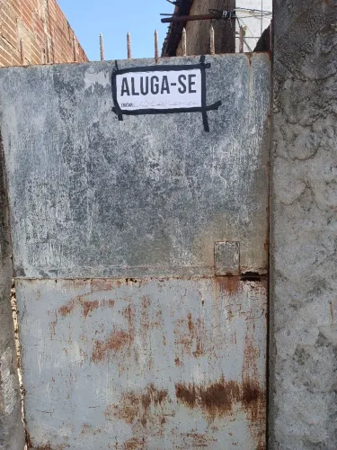 ALUGA-SE CASA