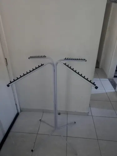 Arara tipo árvore (expositor de roupas)