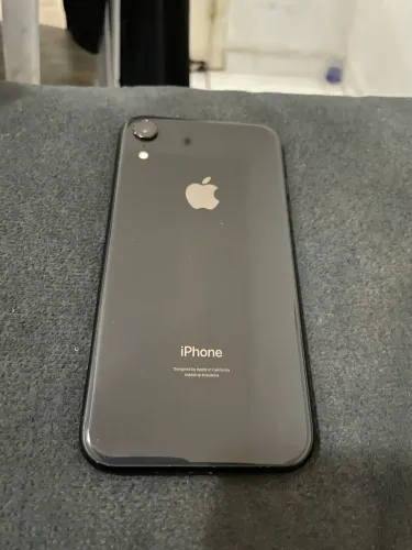 iPhone XR com acessórios 
