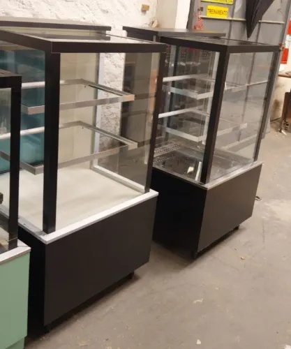 Dois balcão vitrine, uma seca e uma quente .
