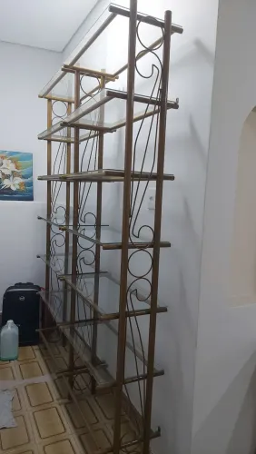 Estante de ferro cor dourado escuro