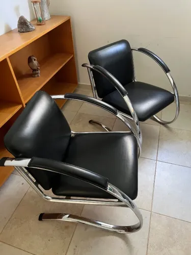 Duas Cadeiras / Poltronas Escritório - Couro