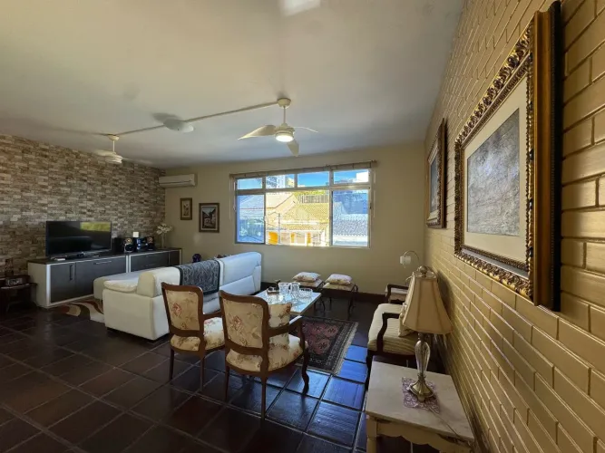 PRÉDIO RESIDENCIAL COM 2 APARTAMENTOS 7 QUARTOS 2 SUÍTES 4 VAGAS VISTA PARA O MAR NO CENTR