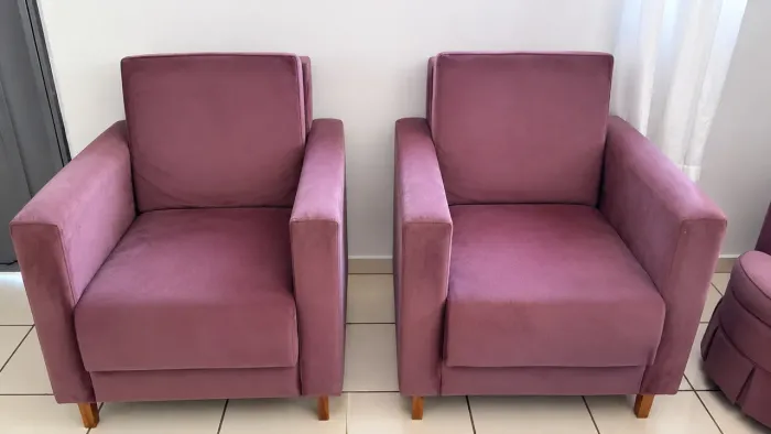 Poltronas na madeira