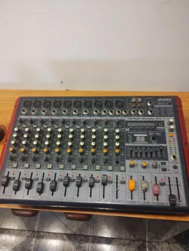 Mesa de som amplificada 1200W