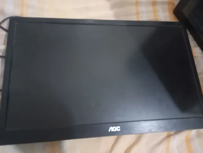 Monitor AOC, mais gabinete gamer apenas gabinete.