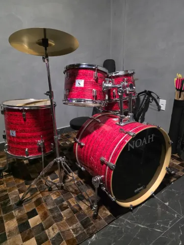 Bateria acústica completa NOAH vermelho brilhante + baquetas A7 TENNESSEE + banco