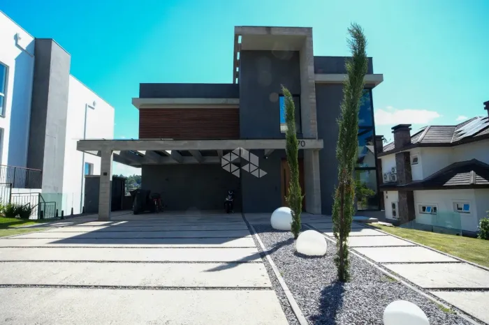 CASA EXCLUSIVA NO ALPHAVILLE GRAMADO - PÔR DO SOL, ARQUITETURA E 2 SUÍTES LOFT.