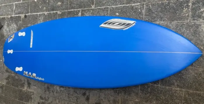Prancha de surf SEMI NOVA 5"7" - 30,2l - QUILHAS DE BRINDE