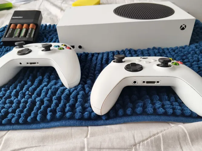 Xbox Series S 512GB + 2 Controles Originais + Pilhas Recarregáveis