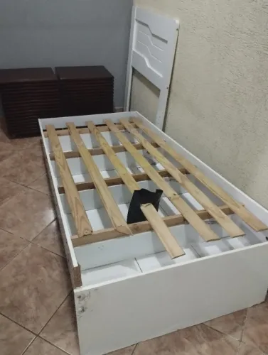 Cama de solteiro branca com sapateira