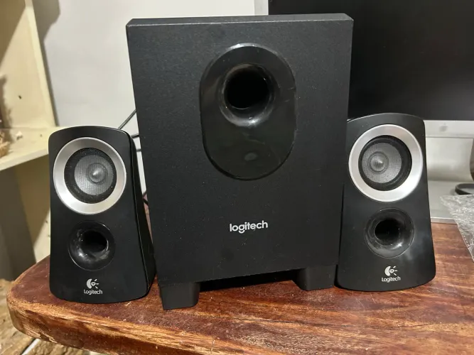 Caixas logithec Z 313