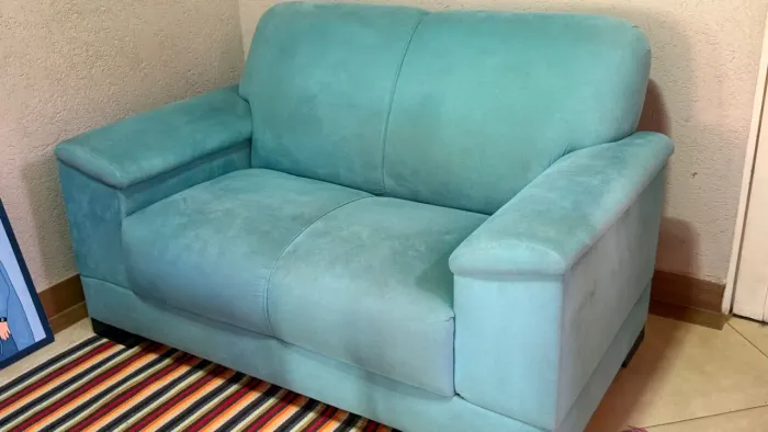 Vendo sofá azul de dois lugares 