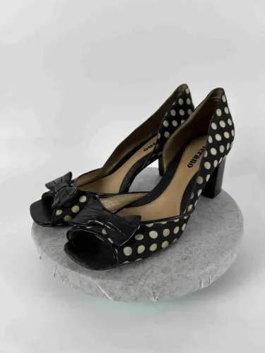 peep toe poá preto e branco