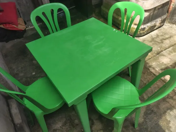 Mesa de plástico reforçada com 4 cadeiras