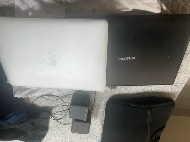 2 notebook (MacBook e Positivo)