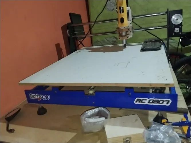Vendo máquina cnc pra trabalhar com molduras de madeira,pvc etc