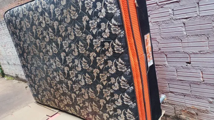 Vendo essa cama casal já com o frete incluso