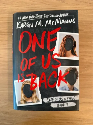 Livro One of Us Is Back - Karen M. McManus - Inglês - Capa Dura