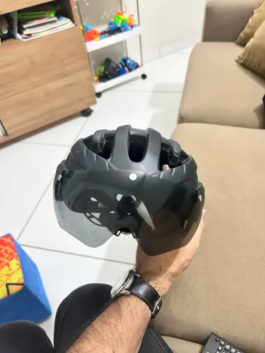 Capacete de ciclismo com viseira Highone com viseira