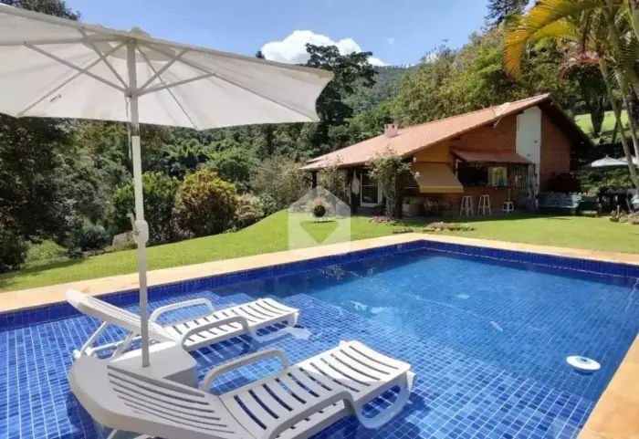 Casa para venda com 2 quartos, 1368m² - Nogueira - Petrópolis/RJ