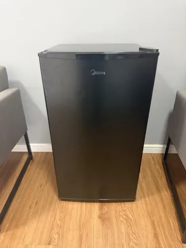 Frigobar Midea 93 Litros Black Edition