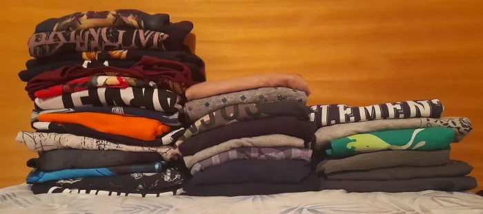 Kit Lote de Roupas | 29 peças | 4kg de Camisetas | Algumas sem Etiquetas | Maioria P e M