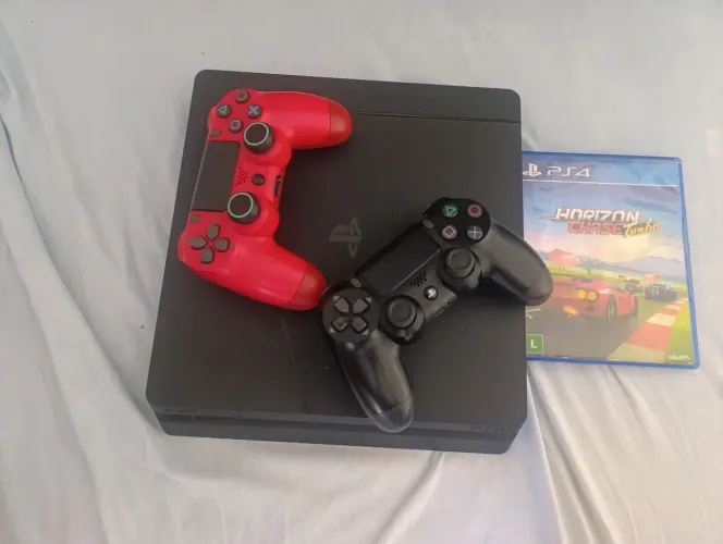 PS4 SLIM 1 TERA DE ARMAZENAMENTO + DOIS CONTROLES + JOGO