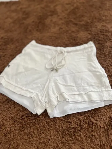 short branco de tecido