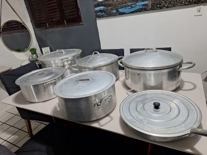 Panelas alumínio valor 220 cada tem tampa