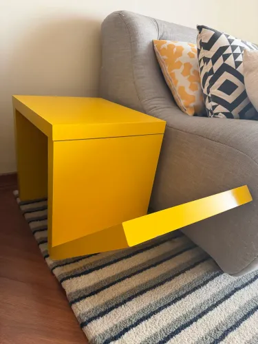 Mesa lateral amarela