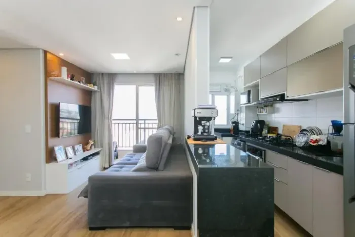 Apartamento 45m² com vista livre, 12º andar, mobiliado, varanda e garagem.