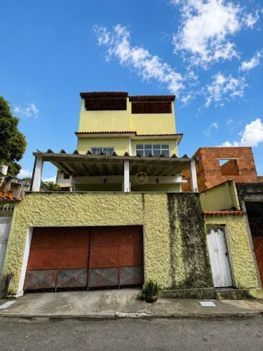 Casa com Duas Moradias e 225 m² Construídos Ideal para Família ou Renda Extra Engenhoca,