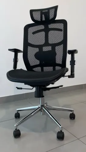 Cadeira ergonômica em tela mesh muito nova