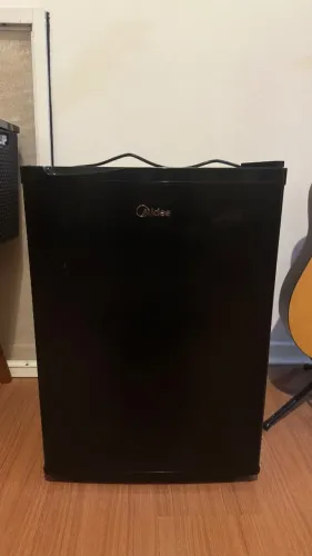Frigobar Midea usado - 67 litros - Muito Conservado